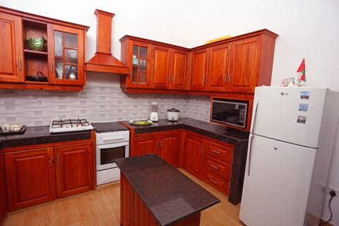 Family Villa, Multiple Beds, Garden View | Shared kitchen facilities | Cookware/dishes/utensils