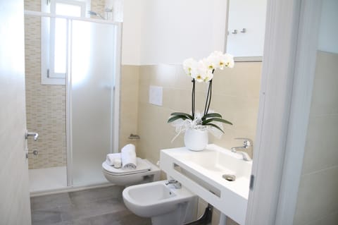 Comfort Double or Twin Room | Bathroom | Shower, free toiletries, hair dryer, bidet