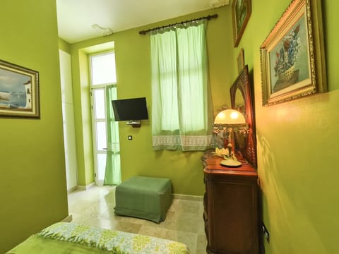 Standard Double Room, 1 Double Bed with Sofa bed, Non Smoking, Courtyard View | Television