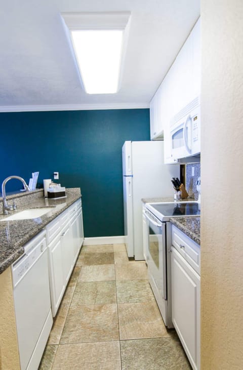 Room, 1 Bedroom, Ocean View | Private kitchen | Full-size fridge, microwave, oven, stovetop