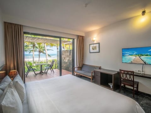 Deluxe Double Room, Ocean View | Minibar, in-room safe, desk, blackout drapes