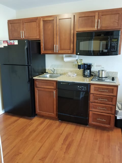 Full-size fridge, microwave, stovetop, dishwasher