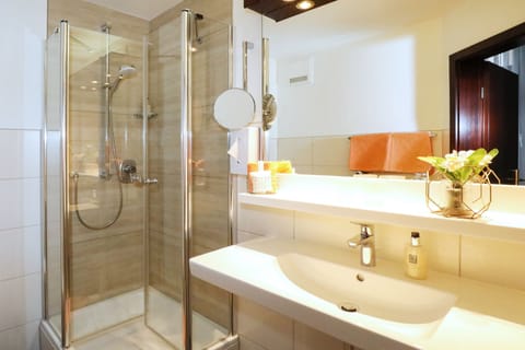 King Size Room | Bathroom | Shower, free toiletries, hair dryer, towels