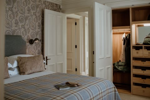 MEWS APARTMENT | Frette Italian sheets, premium bedding, individually decorated