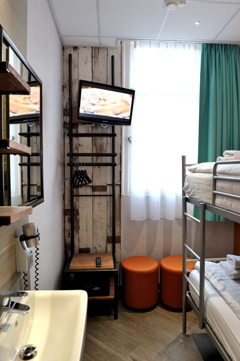Basic Twin Room, Shared Bathroom | Living area | LCD TV