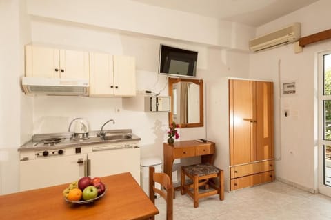 Basic Double or Twin Room | Private kitchen | Fridge, coffee/tea maker, electric kettle, cookware/dishes/utensils