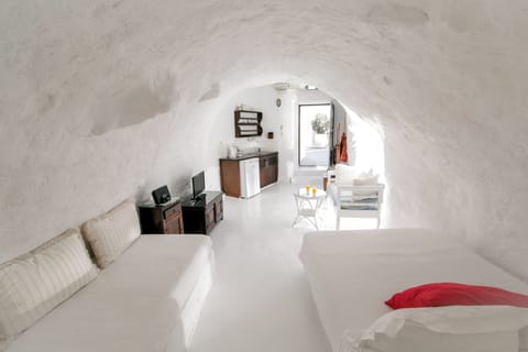 Cave Suite with Caldera View | In-room safe, individually decorated, soundproofing, iron/ironing board