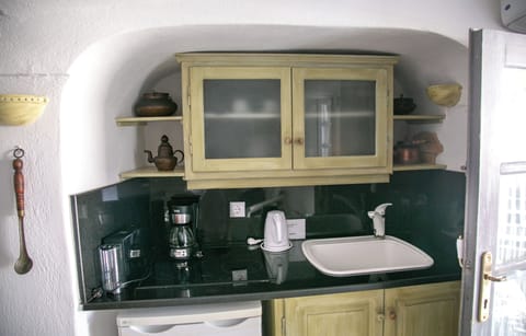Elegant Cave Suite with Caldera View | Private kitchen | Mini-fridge, coffee/tea maker, electric kettle