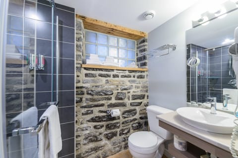 Superior Room with Stone Wall, Non Smoking | Bathroom | Hair dryer, towels