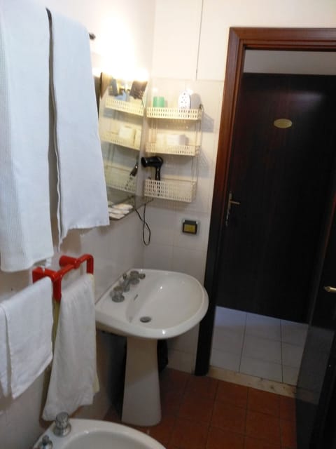 Double Room | Bathroom | Shower, rainfall showerhead, free toiletries, hair dryer