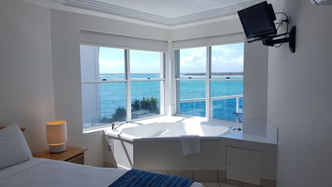 Ocean View 2 Bedroom Apartment | Jetted tub