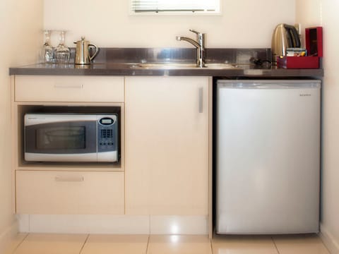 Studio | Private kitchenette | Fridge, microwave, coffee/tea maker, electric kettle