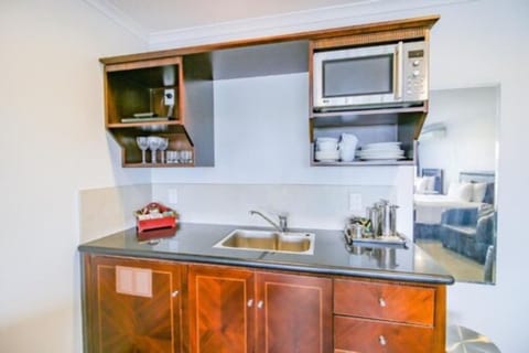 Deluxe Twin Studio | Private kitchen | Fridge, microwave, coffee/tea maker, cookware/dishes/utensils