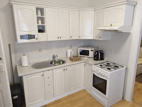 Duplex, 1 Bedroom, Garden Area | Private kitchen | Full-size fridge, microwave, oven, stovetop