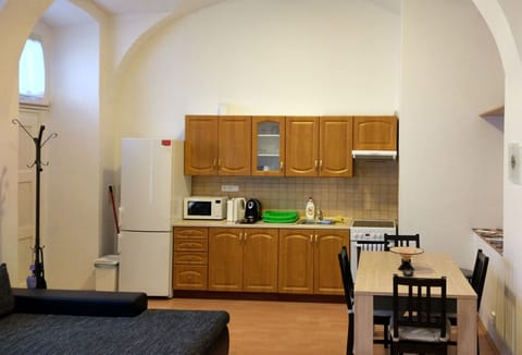 Apartment, 2 Bedrooms, Courtyard Area | Private kitchenette | Full-size fridge, microwave, oven, stovetop