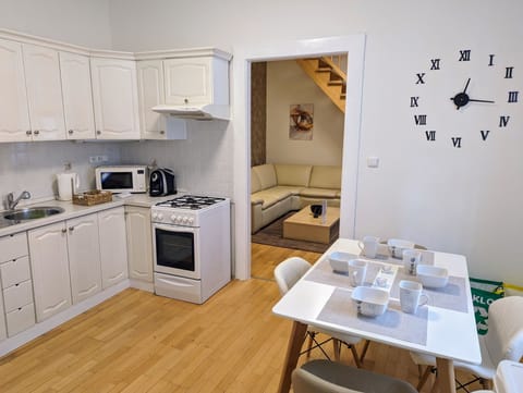 Duplex, 1 Bedroom, Garden Area | In-room dining