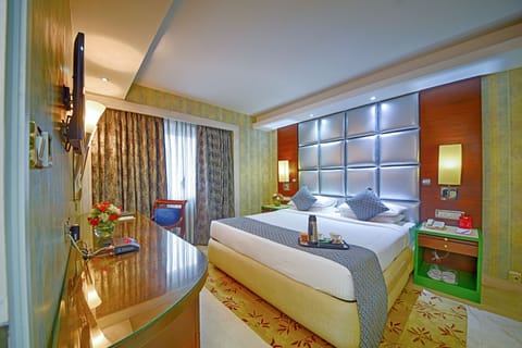 Suite | Premium bedding, down comforters, memory foam beds, in-room safe