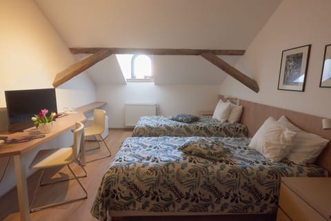 Classic Double Room, 2 Twin Beds | Desk, laptop workspace, soundproofing, free WiFi