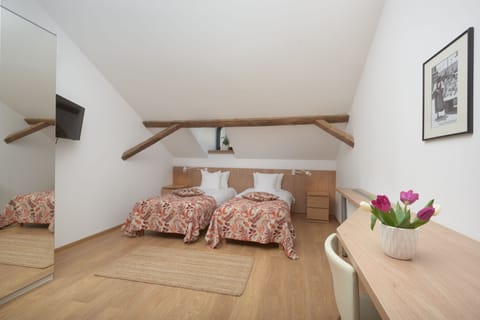 Classic Double Room, 2 Twin Beds | Desk, laptop workspace, soundproofing, free WiFi