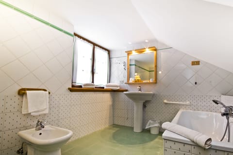 Suite, 1 Queen Bed, Terrace | Bathroom | Free toiletries, hair dryer, bidet