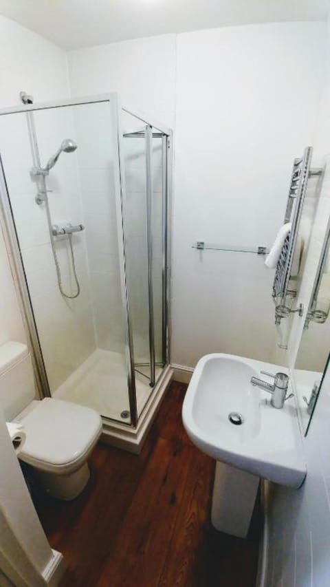 Standard Twin Room, 2 Twin Beds | Bathroom | Free toiletries, towels, toilet paper