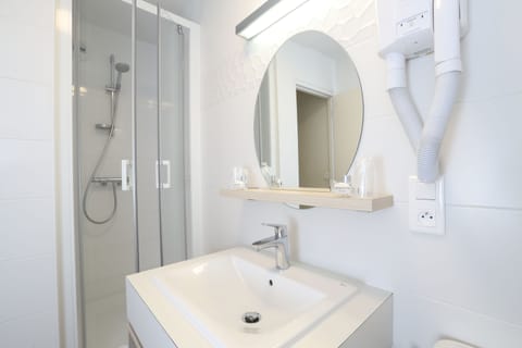 Quadruple Room, Sea View | Bathroom | Towels