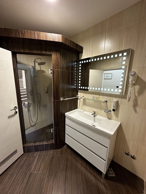 Premium Studio Suite | Bathroom | Shower, rainfall showerhead, designer toiletries, hair dryer