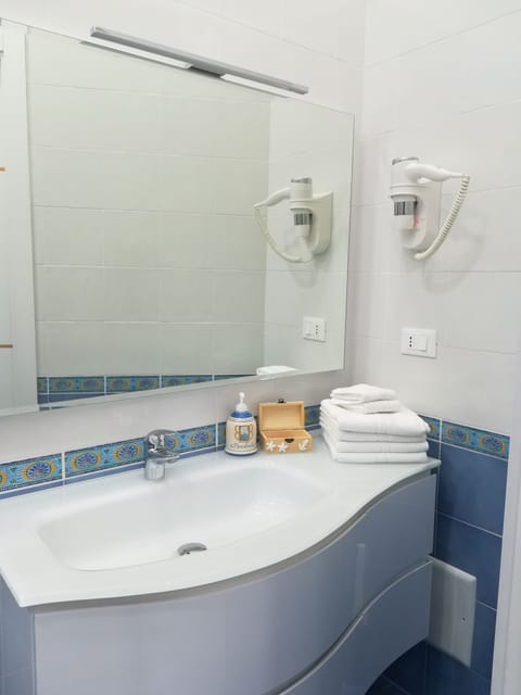 Superior Room, Private Bathroom | Bathroom | Shower, free toiletries, bidet, towels