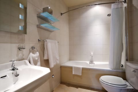 Classic Twin Room, 2 Twin Beds | Bathroom | Combined shower/tub, eco-friendly toiletries, hair dryer, towels