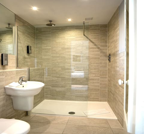 Standard Double Room | Bathroom | Combined shower/tub, free toiletries, hair dryer, towels
