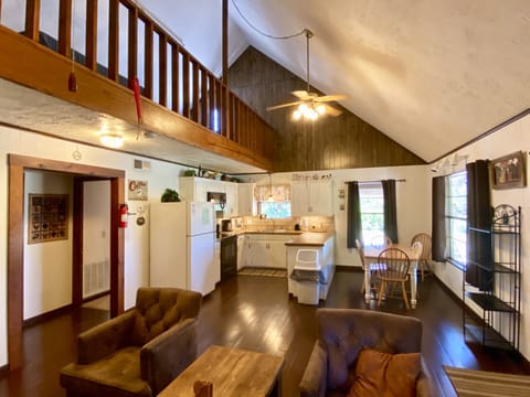 Rusty Rio - Vaulted ceiling, wood floors, loft, light and bright.
