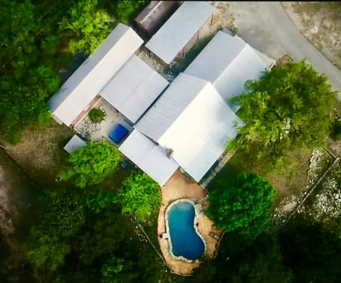 Rusty Rio - Super location off River Road, with raised edge pool, cabana, hot tub, pavilion, covered parking, guest house and large private home.