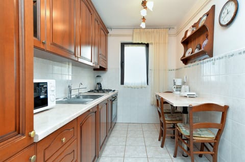 Standard Apartment, 3 Bedrooms (38/285) | Private kitchen | Fridge, microwave, oven, stovetop