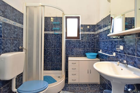 Standard Apartment, 2 Bedrooms (498/1177) | Bathroom | Shower, towels