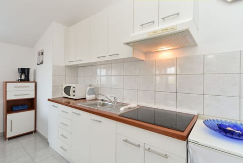 Standard Apartment, 1 Bedroom (719/1675) | Private kitchen | Fridge, microwave, coffee/tea maker, electric kettle