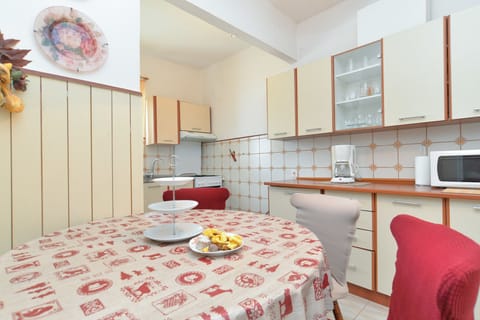 Standard Studio, 2 Bedrooms (725/1693) | Private kitchen | Fridge, microwave, oven, stovetop