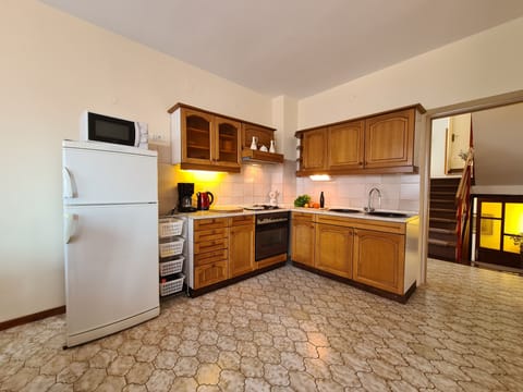 Standard Apartment, 3 Bedrooms (743/1737) | Private kitchen | Fridge, microwave, stovetop, coffee/tea maker