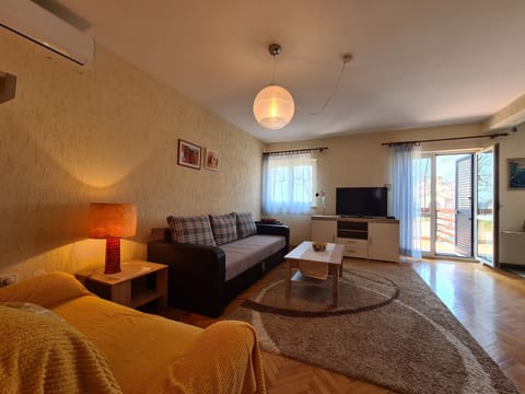 Standard Apartment, 3 Bedrooms (743/1737) | Living area | TV