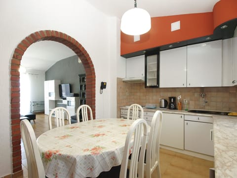 Standard House, 4 Bedrooms (0214) | Private kitchen | Fridge, microwave, oven, stovetop