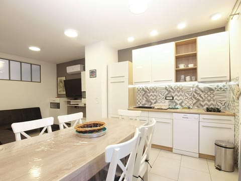 Standard House, 4 Bedrooms (0214) | Private kitchen | Fridge, microwave, oven, stovetop