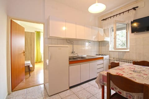 Standard Apartment, 2 Bedrooms (847/2002) | Private kitchen | Fridge, stovetop, coffee/tea maker, electric kettle