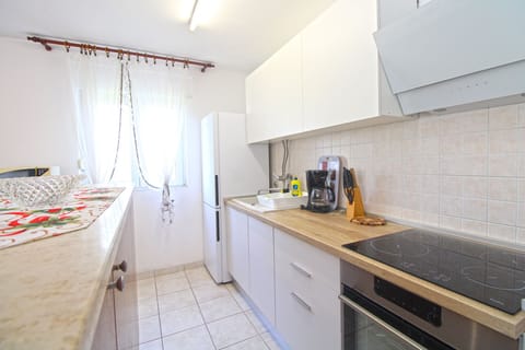 Standard Apartment, 4 Bedrooms (1198/11014) | Private kitchen | Fridge, oven, stovetop, coffee/tea maker