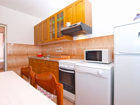 Standard Apartment, 1 Bedroom (1200/12641) | Private kitchen | Fridge, microwave, oven, stovetop