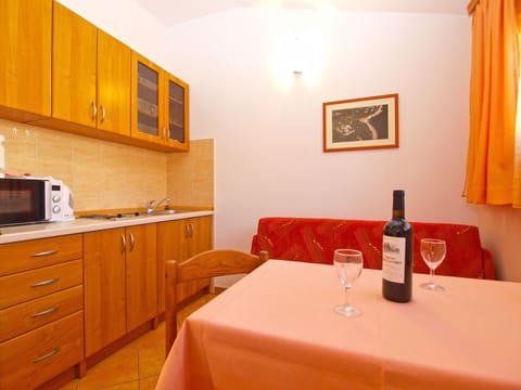 Standard Apartment, 1 Bedroom (0316) | In-room dining