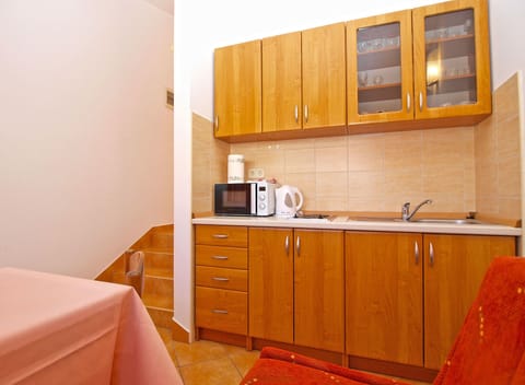 Standard Apartment, 1 Bedroom (0316) | Private kitchenette | Fridge, microwave, stovetop, coffee/tea maker