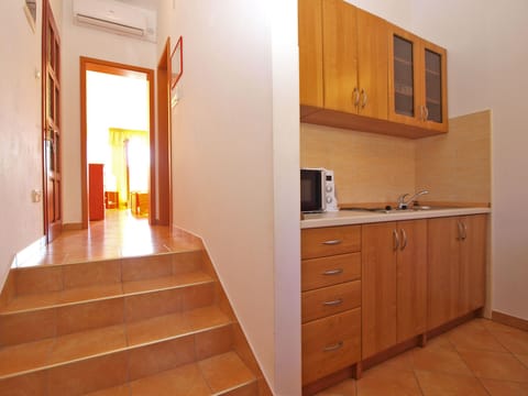 Standard Apartment, 1 Bedroom (0316) | Private kitchenette | Fridge, microwave, stovetop, coffee/tea maker