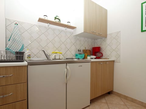 Standard Apartment, 1 Bedroom (1318/12540) | Private kitchen | Fridge, stovetop, coffee/tea maker, electric kettle