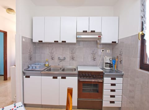 Standard Apartment, 2 Bedrooms (1334/12594) | Private kitchen | Fridge, microwave, oven, stovetop