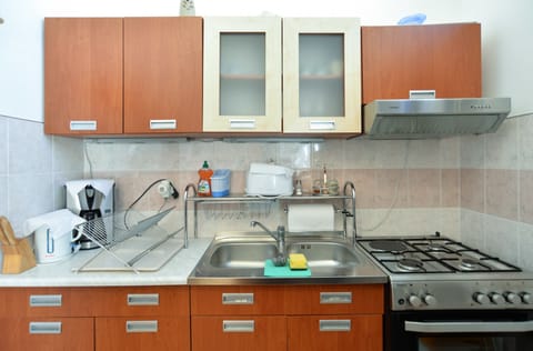 Standard Studio, 1 Bedroom (0333) | Private kitchen | Fridge, oven, stovetop, coffee/tea maker