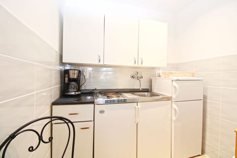 Standard Studio, 1 Bedroom (0342) | Private kitchen | Fridge, stovetop, coffee/tea maker, electric kettle